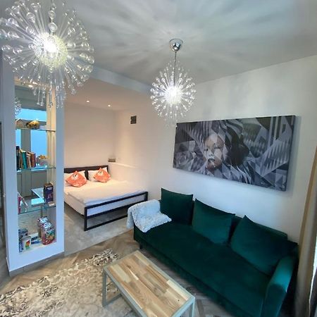 Garden Apartament Petrila 外观 照片